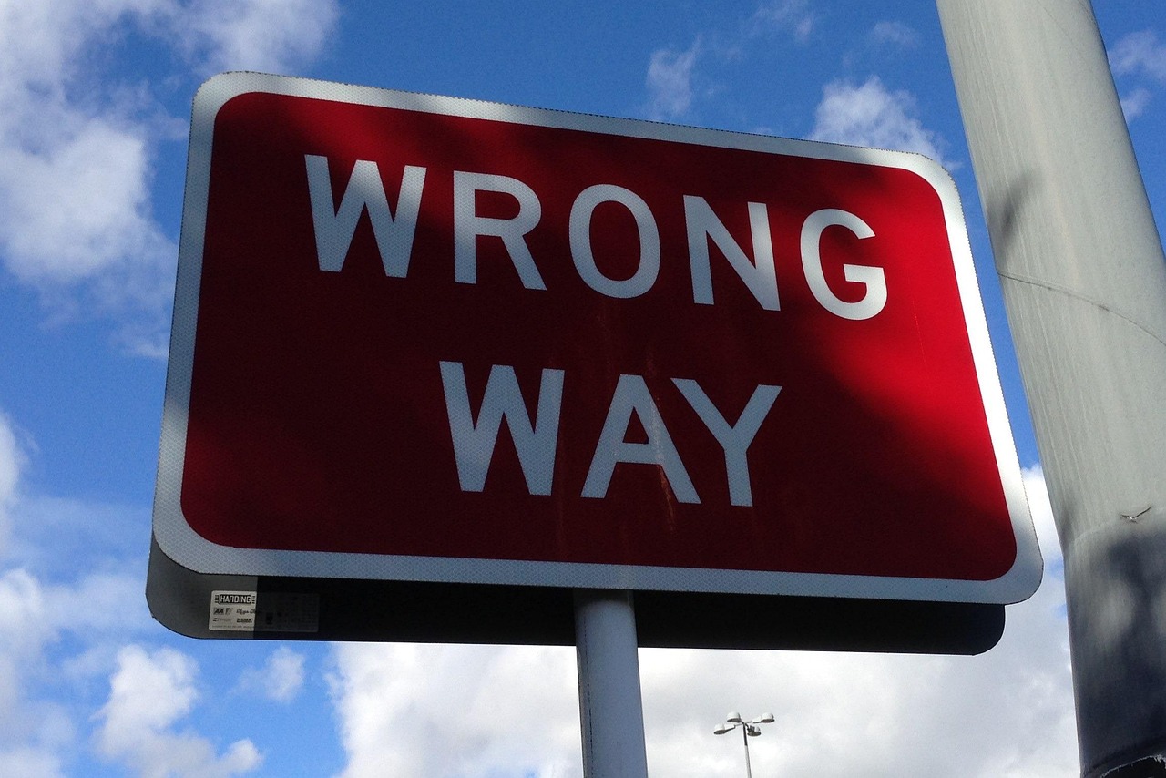 Sign saying 'Wrong Way' with white lettering and red background, sourced from: https://pixabay.com/users/lincolngroup-44708/